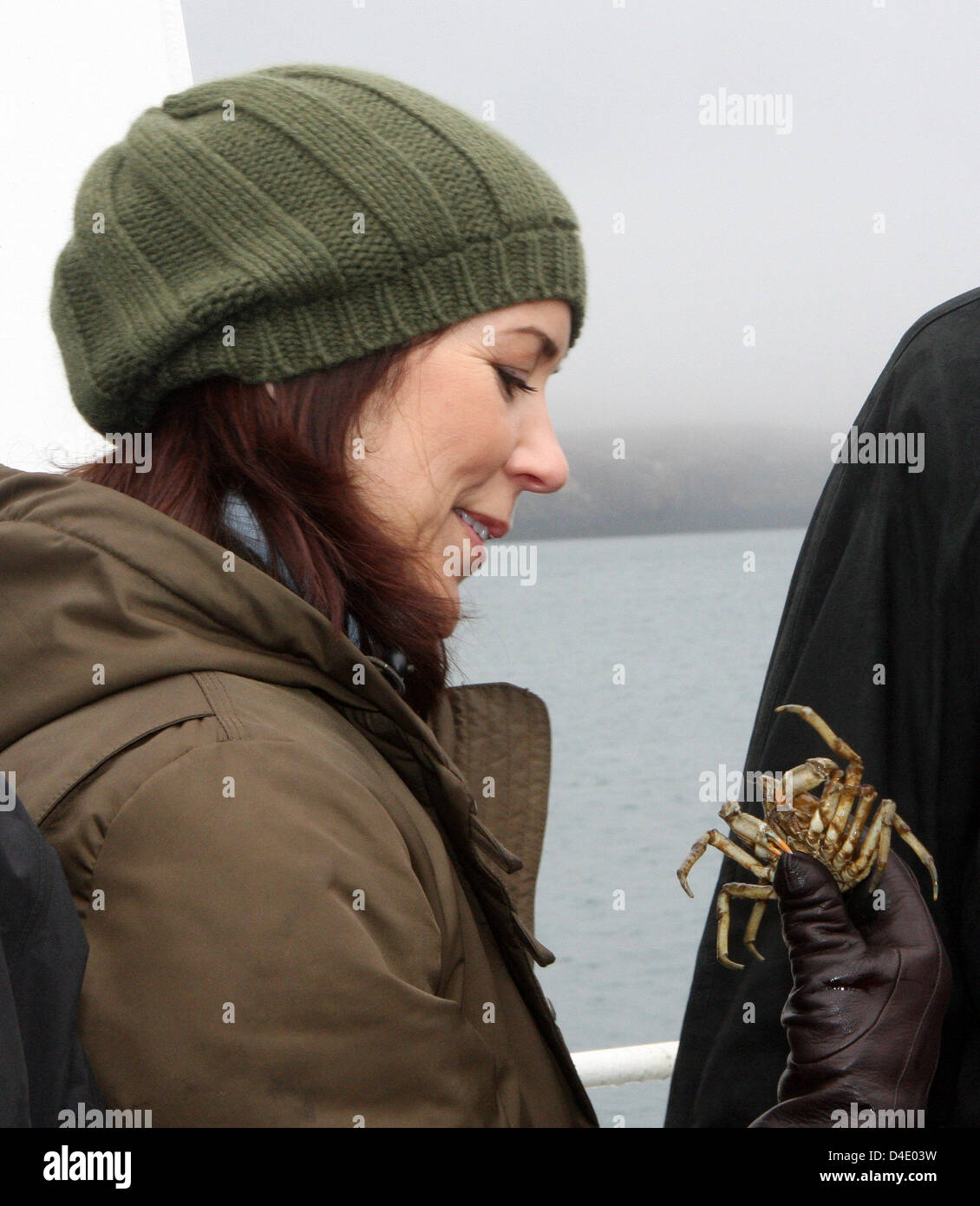 La princesse Mary de Danemark sur un voyage en bateau sur le Breidafjoerdur avec Saerun regarder les oiseaux et la pêche des fruits de mer par l'équipage au cours de la troisième journée de la couronne du couple Prince visite de quatre jours en Islande, 07 mai 2008. Photo : Albert Nieboer (Pays-Bas) Banque D'Images