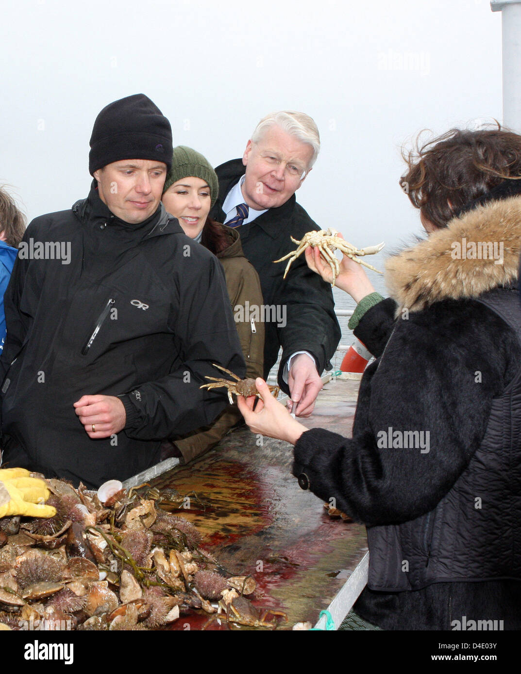 Le Prince héritier Frederik de Danemark (L) et son épouse la princesse Mary (2-L) sur un voyage en bateau sur le Breidafjoerdur avec Saerun regarder les oiseaux et la pêche des fruits de mer par l'équipage au cours de la troisième journée de la couronne du couple Prince visite de quatre jours en Islande, 07 mai 2008. Photo : Albert Nieboer (Pays-Bas) Banque D'Images