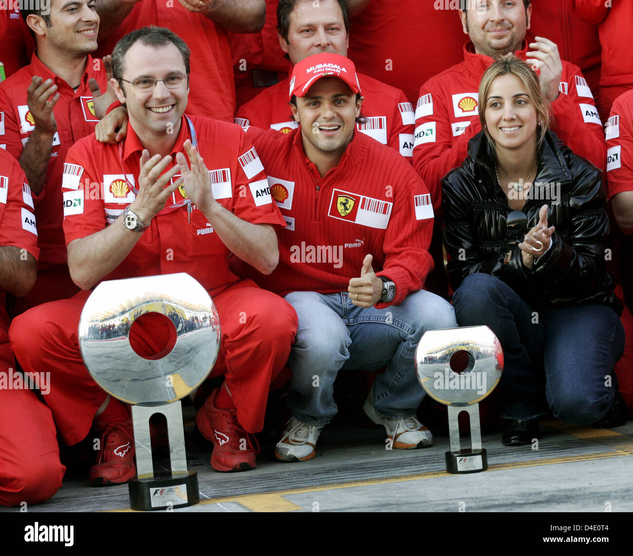 Pilote de Formule 1 brésilien Felipe Massa de la Scuderia Ferrari sa femme Rafaela Bassi (R) et de la Scuderia Ferrari Stefano Domenicali team principal (L) célèbrent la victoire de Massa en 2008 Grand Prix de Turquie de Formule 1 au circuit d'Istanbul Park à Istanbul, Turquie, 11 mai 2008. C'est la troisième victoire à Istanbul pour Massa dans une rangée. Photo : FELIX HEYDER Banque D'Images