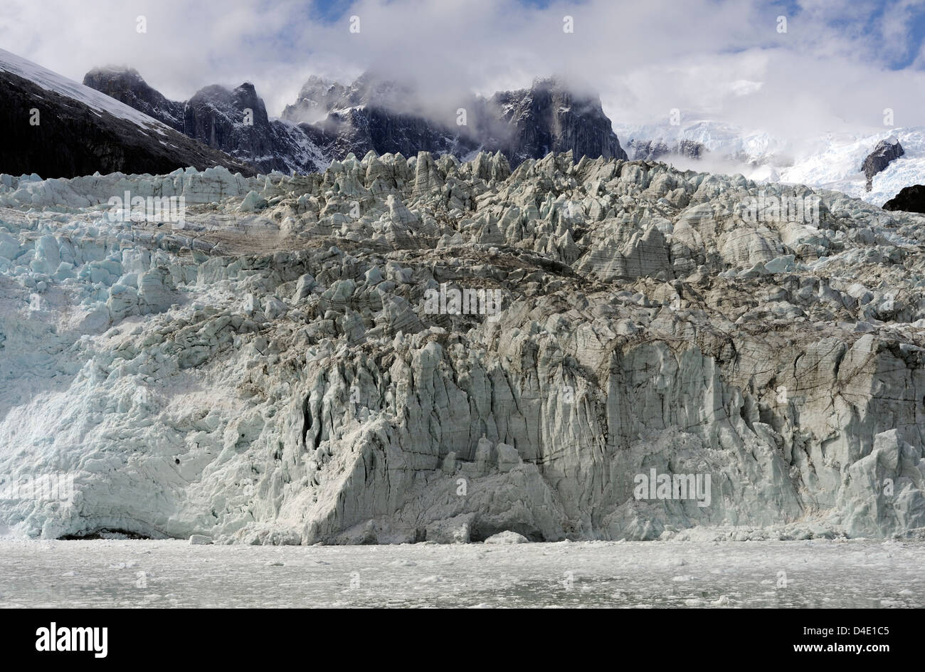 Glace sale dans la partie inférieure de la branche ouest du glacier Pia dégringole dans le fjord Garibaldi au large du détroit de Magellan Banque D'Images