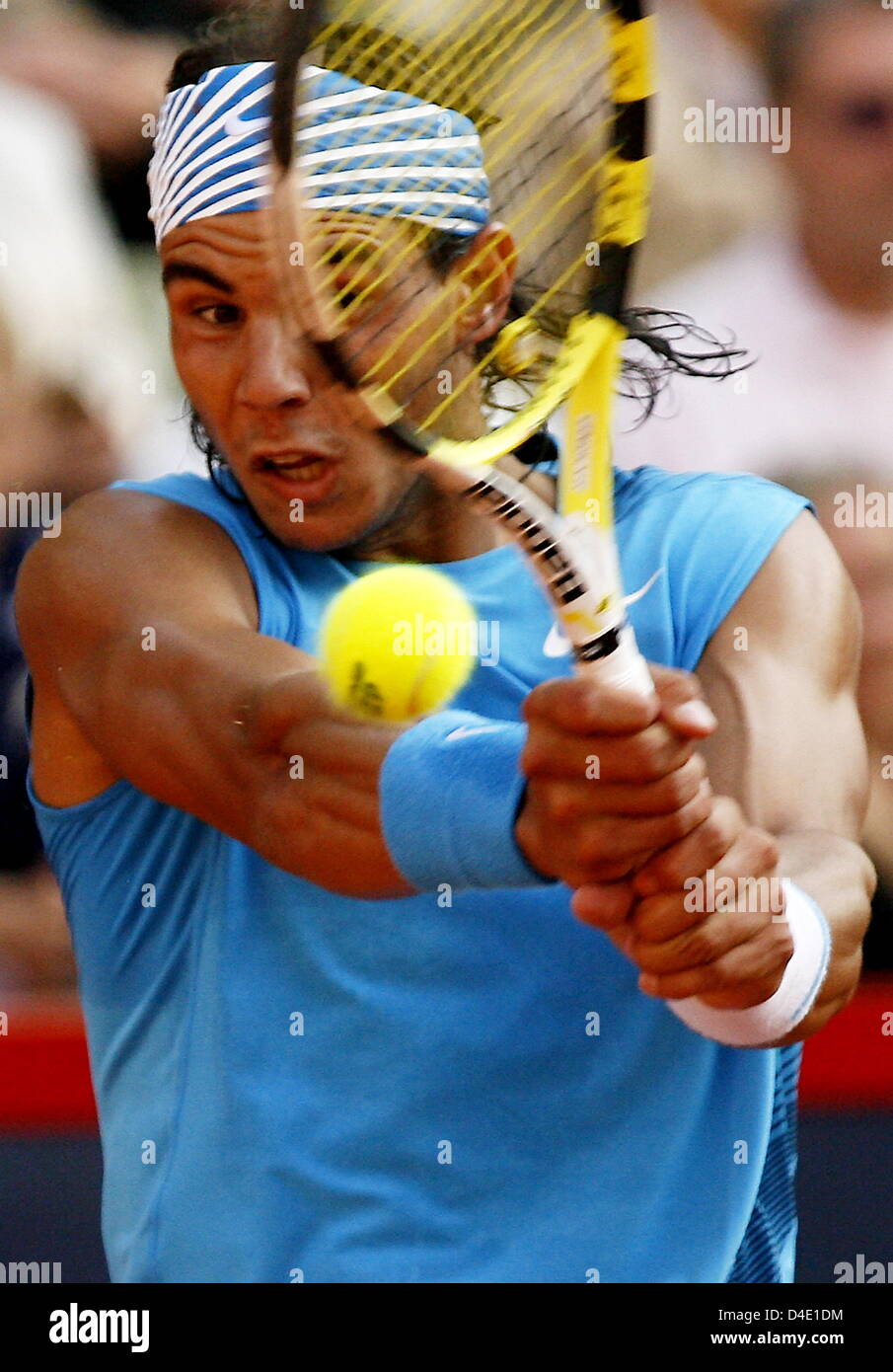 L'Espagnol Rafael Nadal joue un revers contre l'Italien Starce durant son deuxième tour de l'ATP Masters Series à Rothenbaum à Hambourg, Allemagne, 14 mai 2008. Photo : Maurizio Gambarini Banque D'Images