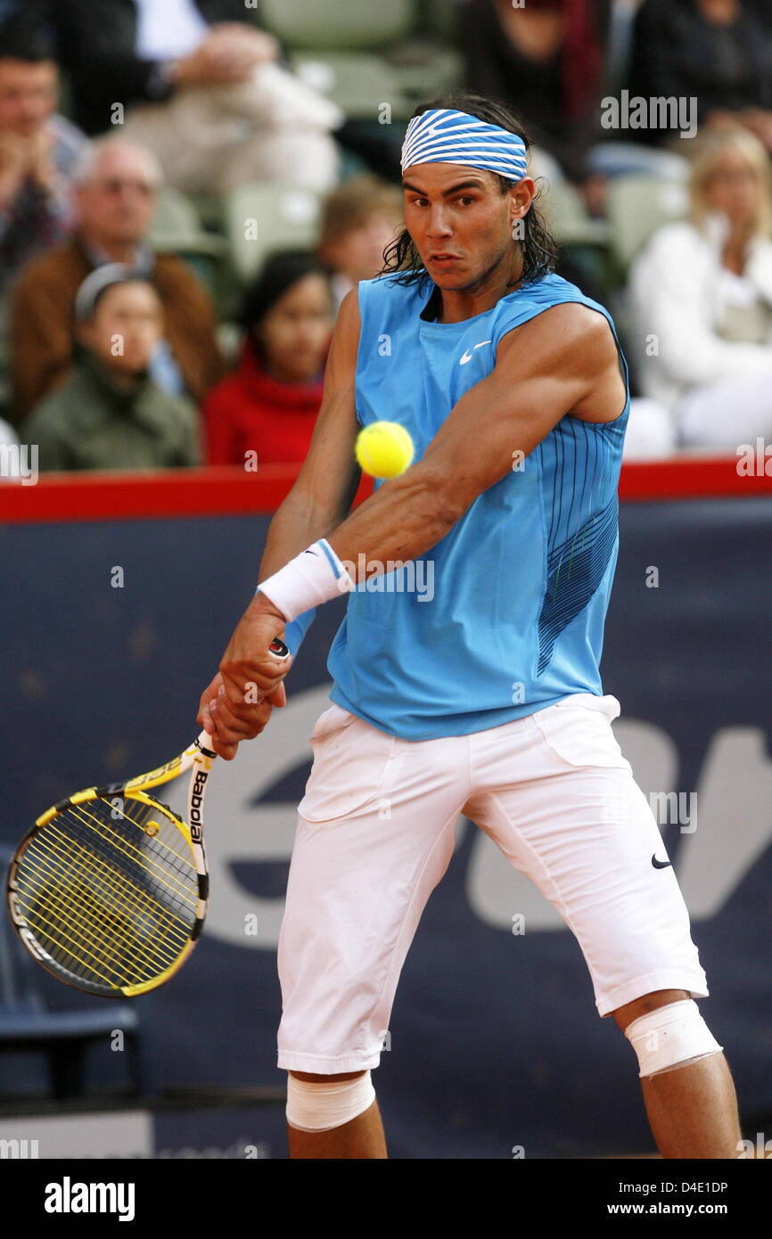 L'Espagnol Rafael Nadal joue un revers contre l'Italien Starce durant son deuxième tour de l'ATP Masters Series à Rothenbaum à Hambourg, Allemagne, 14 mai 2008. Photo : Maurizio Gambarini Banque D'Images