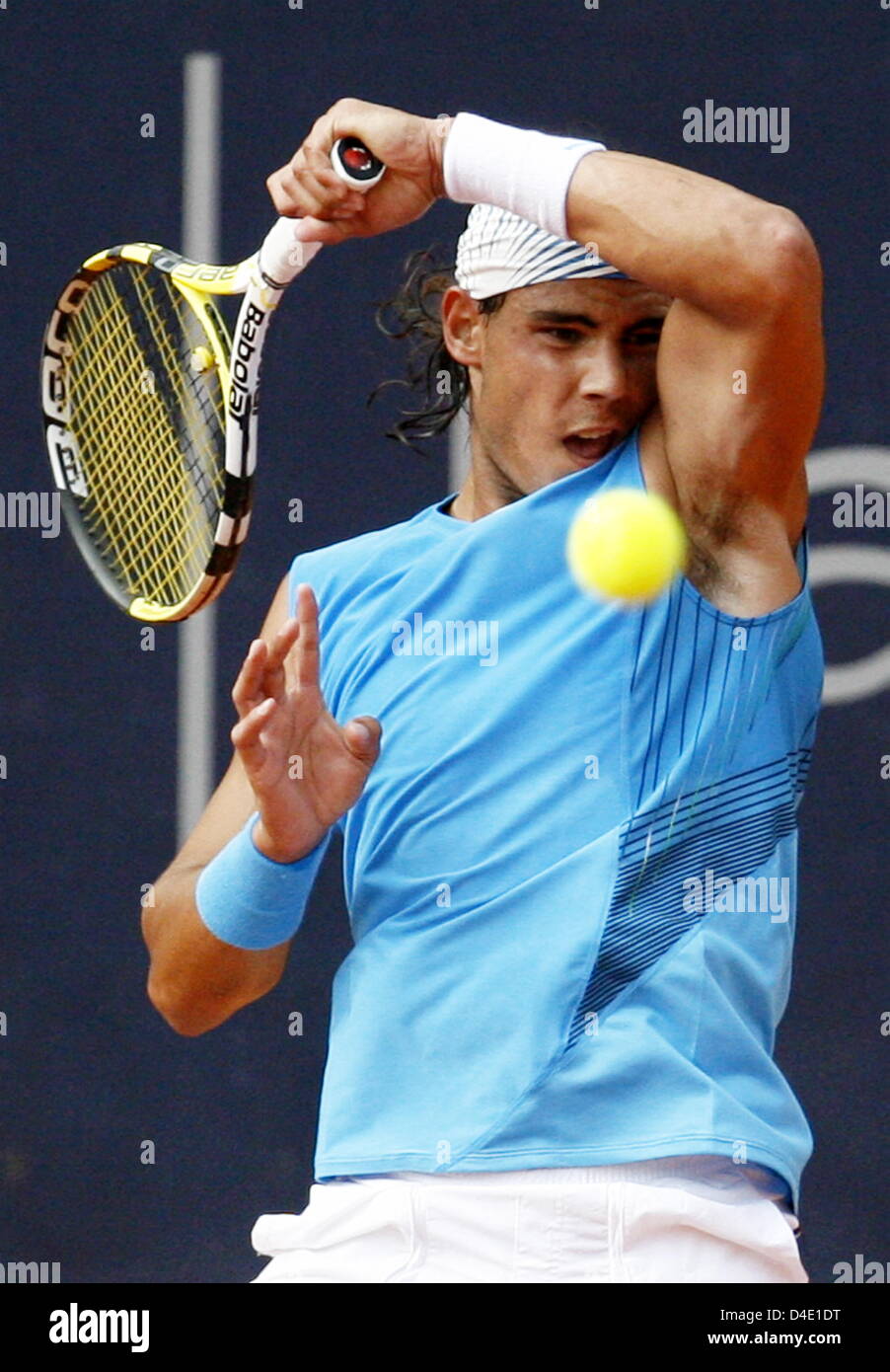 L'Espagnol Rafael Nadal joue un coup droit contre l'Italien Starce durant son deuxième tour de l'ATP Masters Series à Rothenbaum à Hambourg, Allemagne, 14 mai 2008. Photo : Maurizio Gambarini Banque D'Images