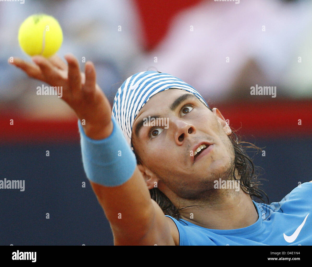 L'Espagnol Rafael Nadal est montré en action pendant le quart de finale match contre son compatriote Moya à l'ATP Masters Series de Hambourg, Allemagne, 16 mai 2008. Nadal a gagné 6-1 et 6-3. Photo : Marcus Brandt Banque D'Images