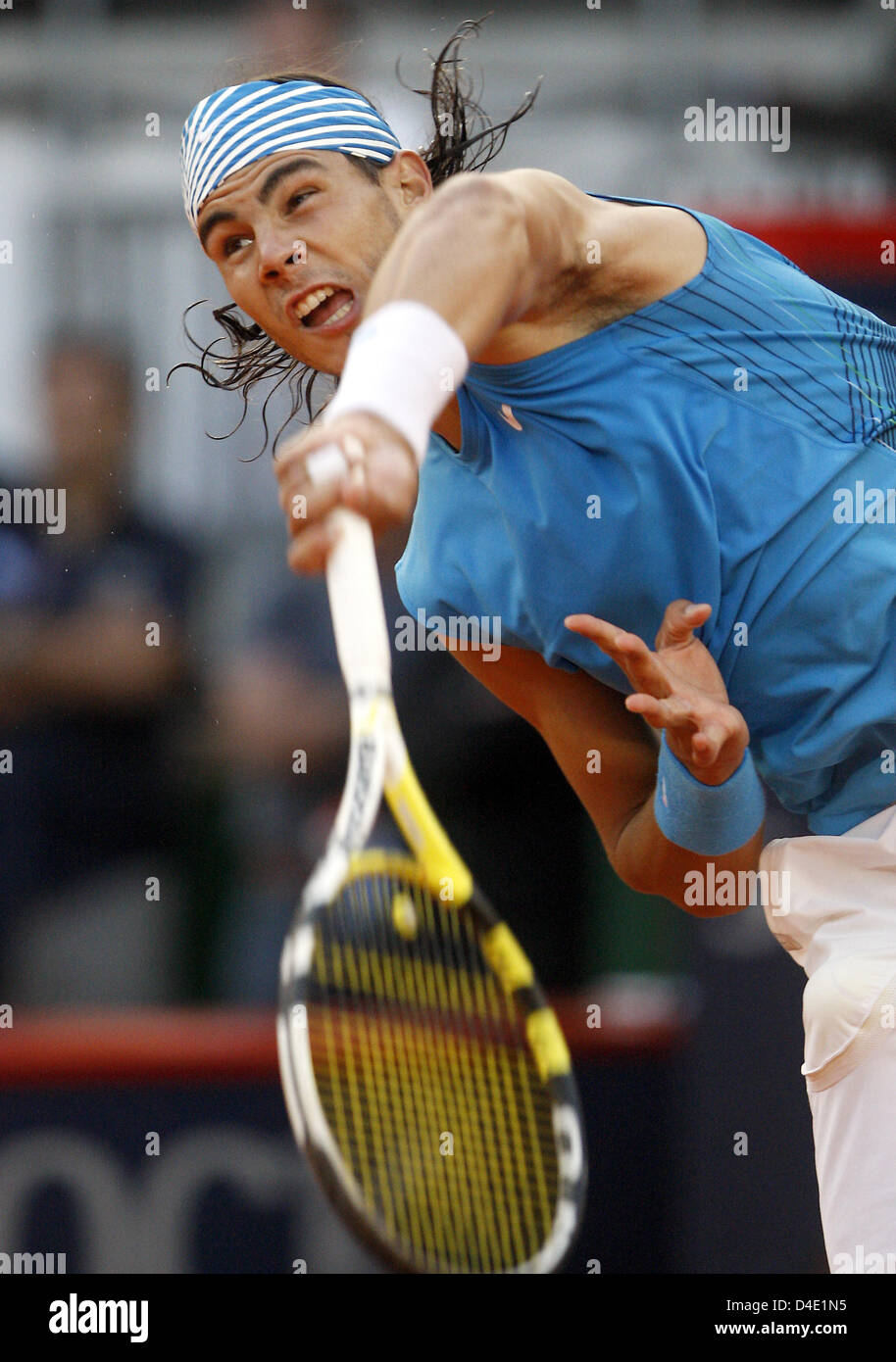 L'Espagnol Rafael Nadal est montré en action pendant le quart de finale match contre son compatriote Moya à l'ATP Masters Series de Hambourg, Allemagne, 16 mai 2008. Nadal a gagné 6-1 et 6-3. Photo : Marcus Brandt Banque D'Images