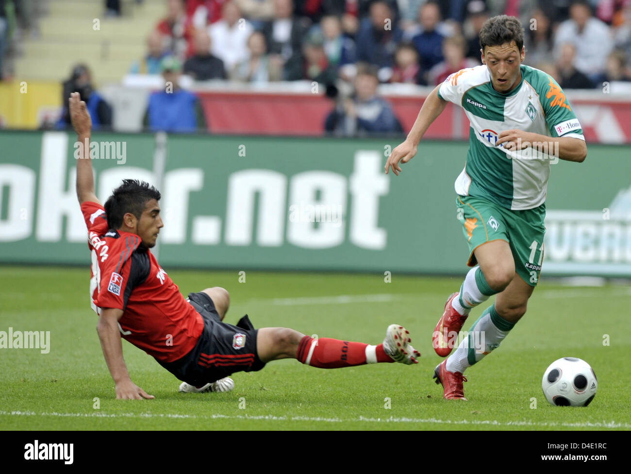 Leverkusen est Arturo Vidal (L) eddv pour le bal avec Brême's Mesut Oezil pendant le match de Bundesliga Bayer 04 Leverkusen vs Werder Brême au stade BayArena à Leverkusen, Allemagne, 17 mai 2008. Brême défait Leverkusen 1-0- Photo : Achim Scheidemann Banque D'Images