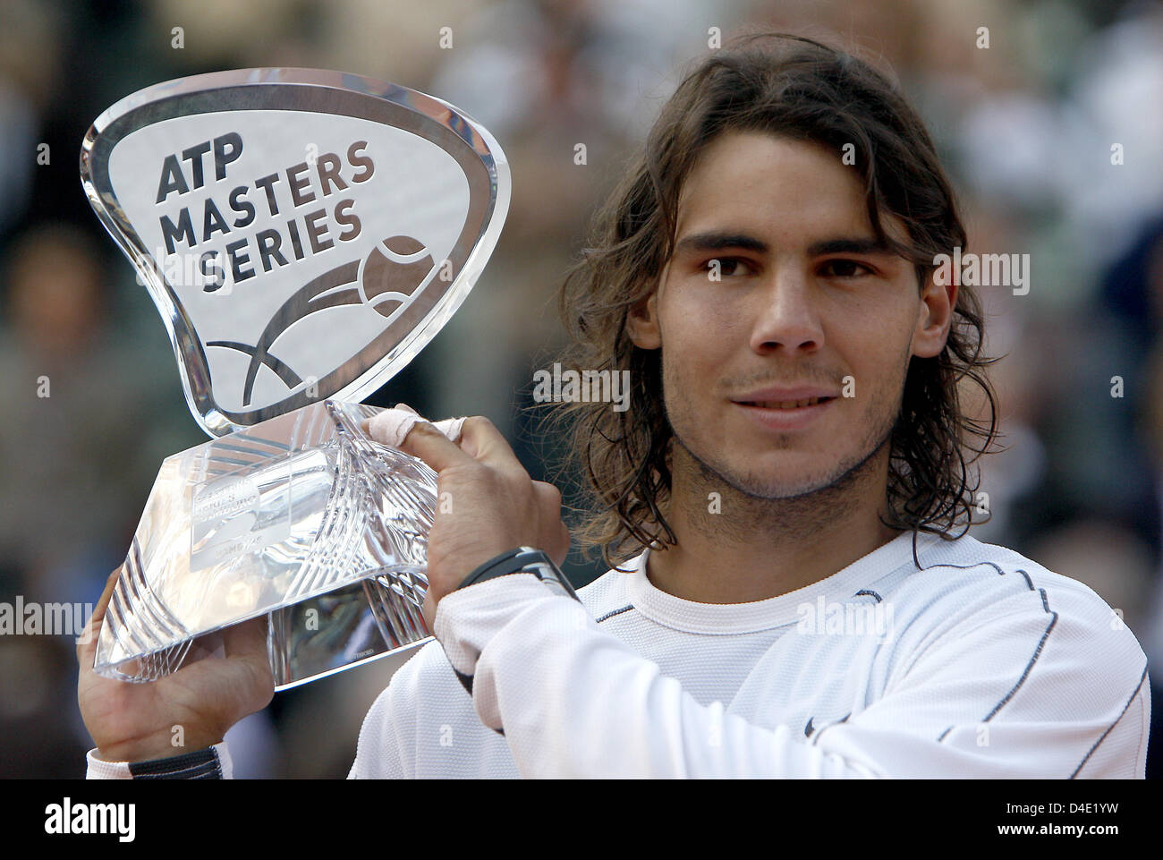 L'Espagnol Rafael Nadal pose avec son trophée après l'ATP Masters Series match final contre Roger Federer suisse à Hambourg, Allemagne, 18 mai 2008. Nadal bat Federer 7-5, 6-7 et 6-3. Photo : MARCUS BRANDT Banque D'Images