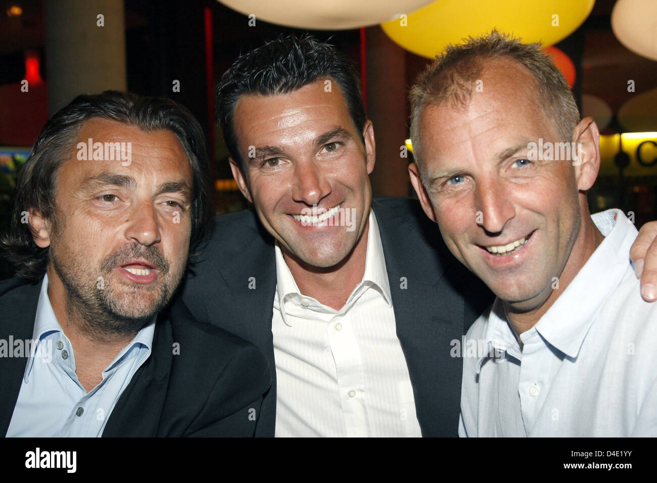 Ex joueurs professionnels de tennis Henri Leconte à partir de la France (L) et Thomas Muster de Autriche (R) avec le manager de l'ATP Masters et ancien joueur de tennis professionnel Carl-Uwe Steeb de l'Allemagne pendant la nuit "acteurs" du tournoi ATP Masters Series de Hambourg, Allemagne, 14 mai 2008. Les participants du tournoi célébré près de Hambourg, dans Reeperb Banque D'Images