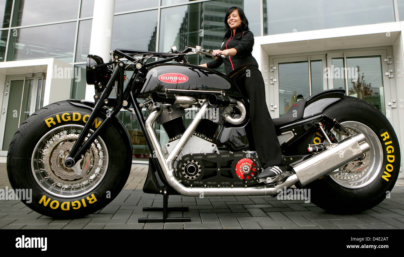 Denise modèle se trouve sur la moto de série la plus importante du monde au  cours d'une une séance de photos pour la 6ème moto et scooter 'juste'  INTERMOT à Cologne, Allemagne,