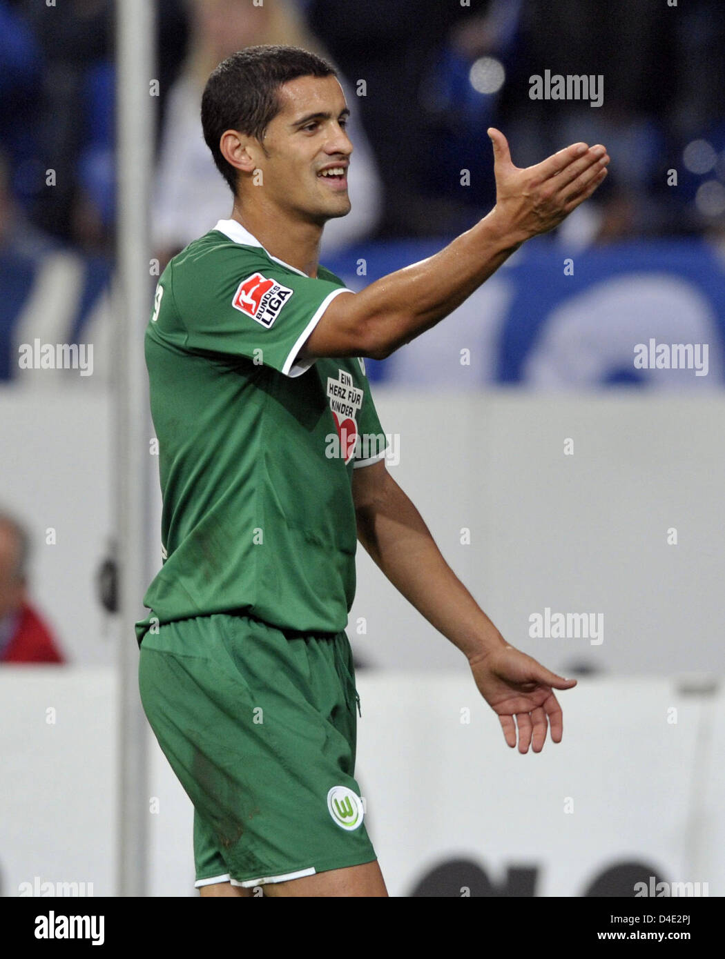 Ricardo Costa de Wolfsburg gestes dans la Bundesliga match FC Schalke 04 v VfL Wolfsburg au stade VeltinsArena de Gelsenkirchen, Allemagne, 05 octobre 2008. Le match s'est terminé dans un 2-2 draw. Photo : Achim Scheidemann Banque D'Images