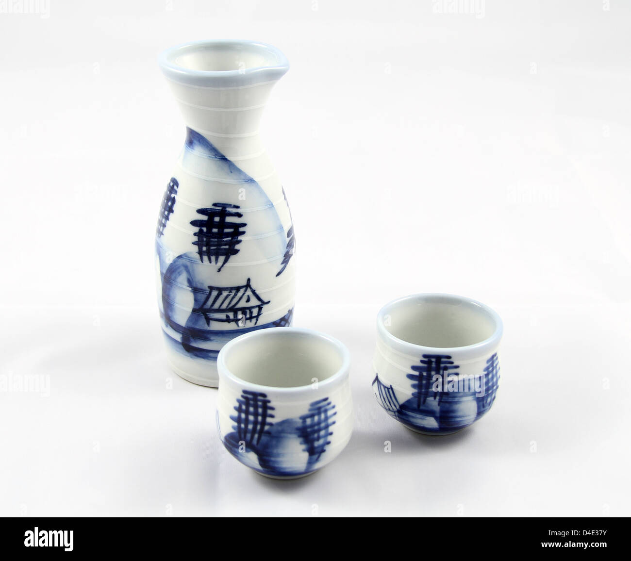 Tasses de saké japonais traditionnel Banque D'Images