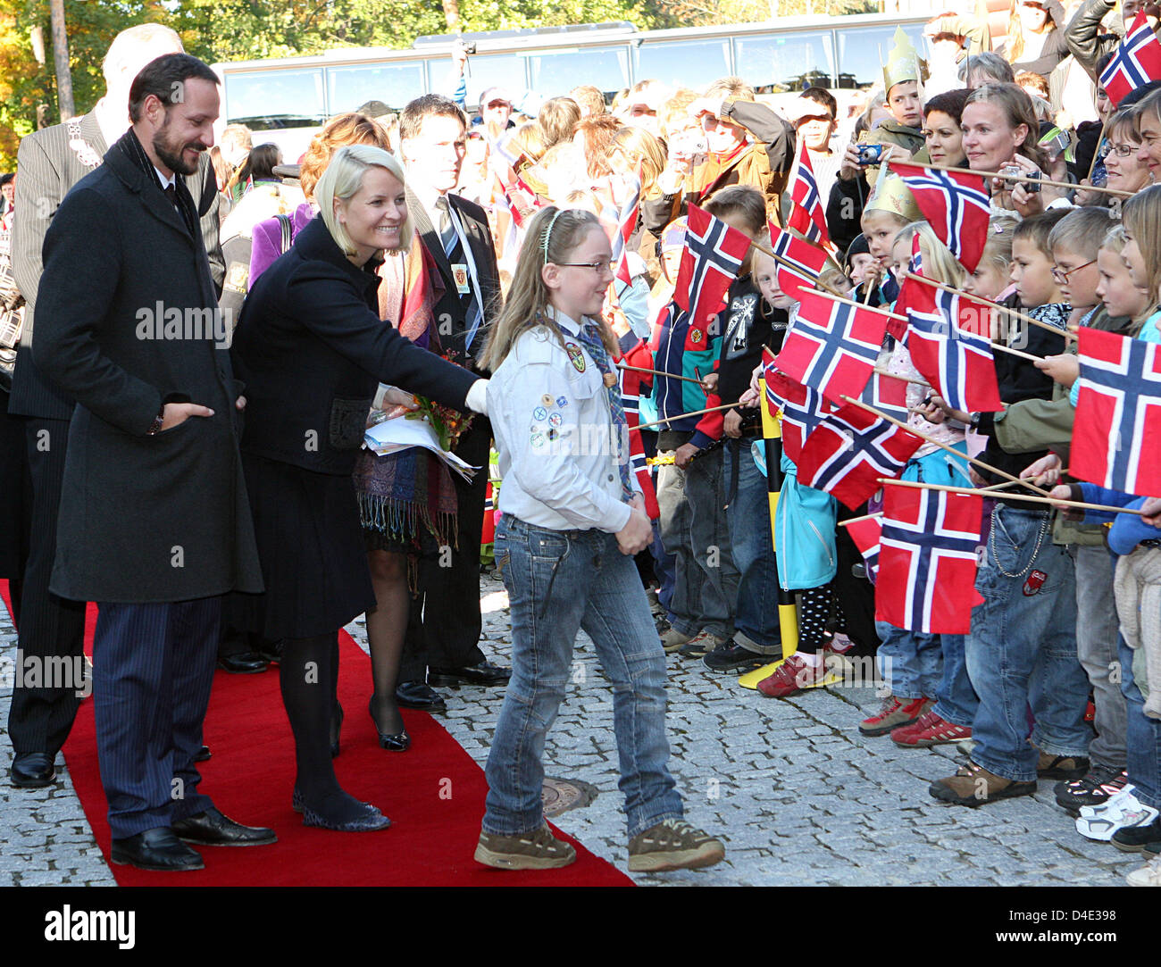 Le Prince Haakon et la princesse héritière Mette-Marit parler aux résidents locaux à Bamble, Norvège, 09 octobre 2008. Le couple est sur une tournée de trois jours à travers le pays. Photo : Albert Nieboer (Attention : Pays-bas !) Banque D'Images