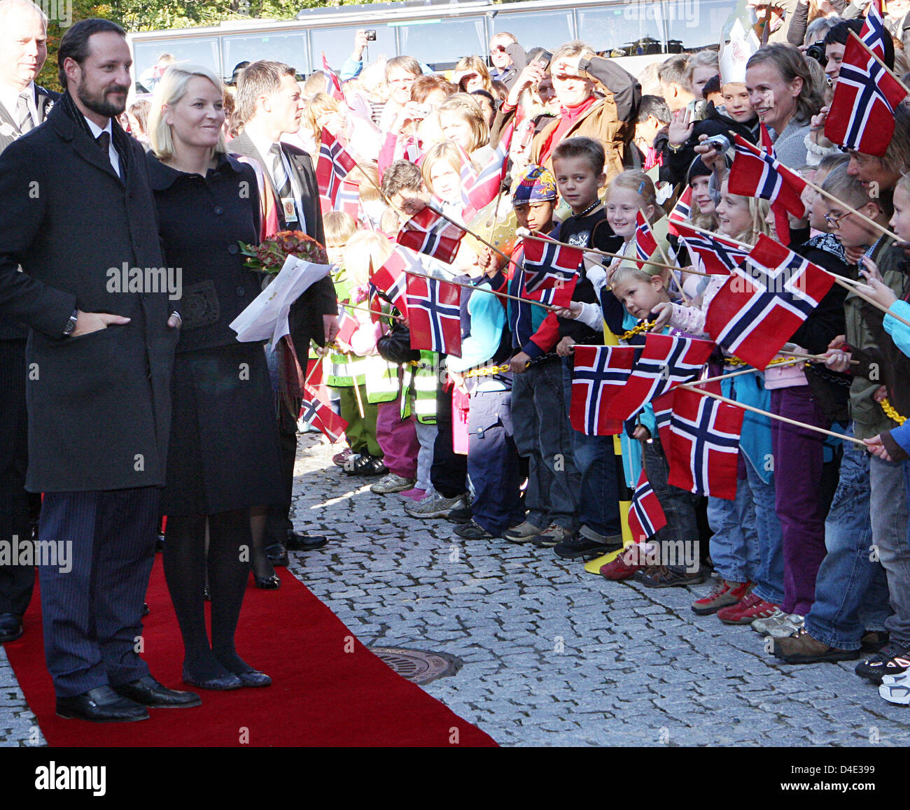 Le Prince Haakon et la princesse héritière Mette-Marit parler aux résidents locaux à Bamble, Norvège, 09 octobre 2008. Le couple est sur une tournée de trois jours à travers le pays. Photo : Albert Nieboer (Attention : Pays-bas !) Banque D'Images