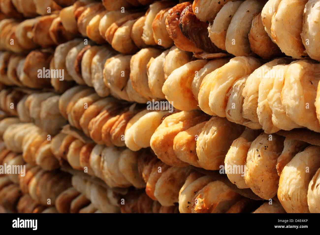 L'alimentation de rue rajasthani, piles de pain. Jaipur Inde Banque D'Images