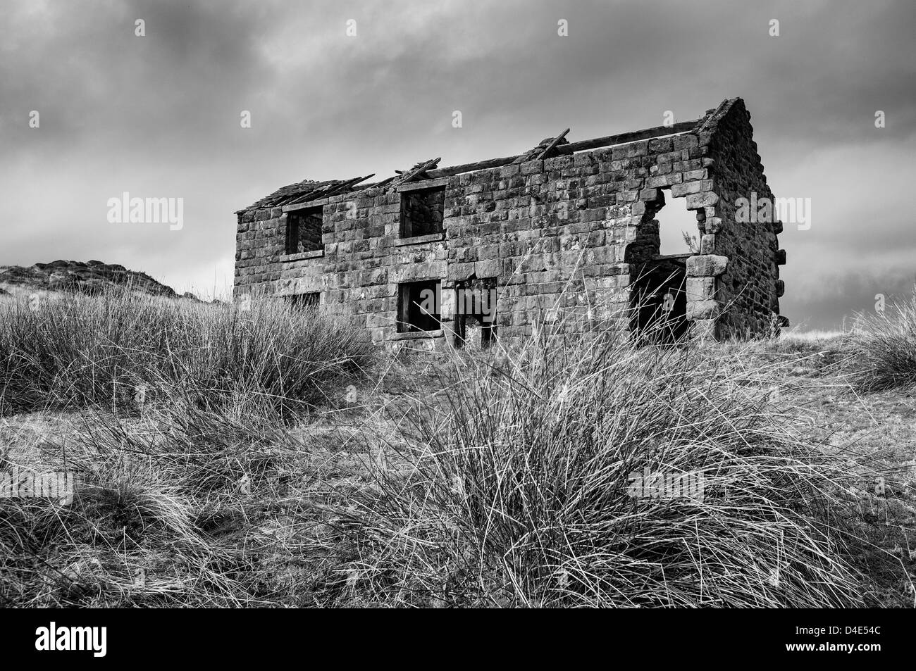 Vieille maison en pierre à l'abandon derrière les cafards dans le Peak District d'Angleterre Banque D'Images