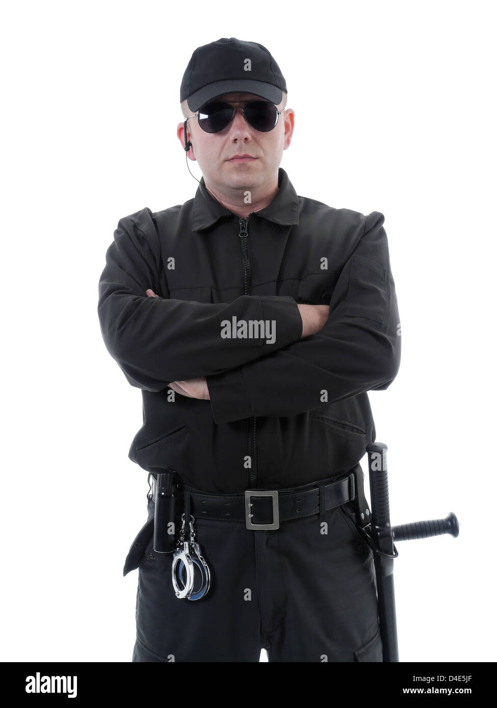 Policier ou gardien de sécurité portant uniforme noir et verres debout les bras croisés en toute confiance, shot on white Banque D'Images