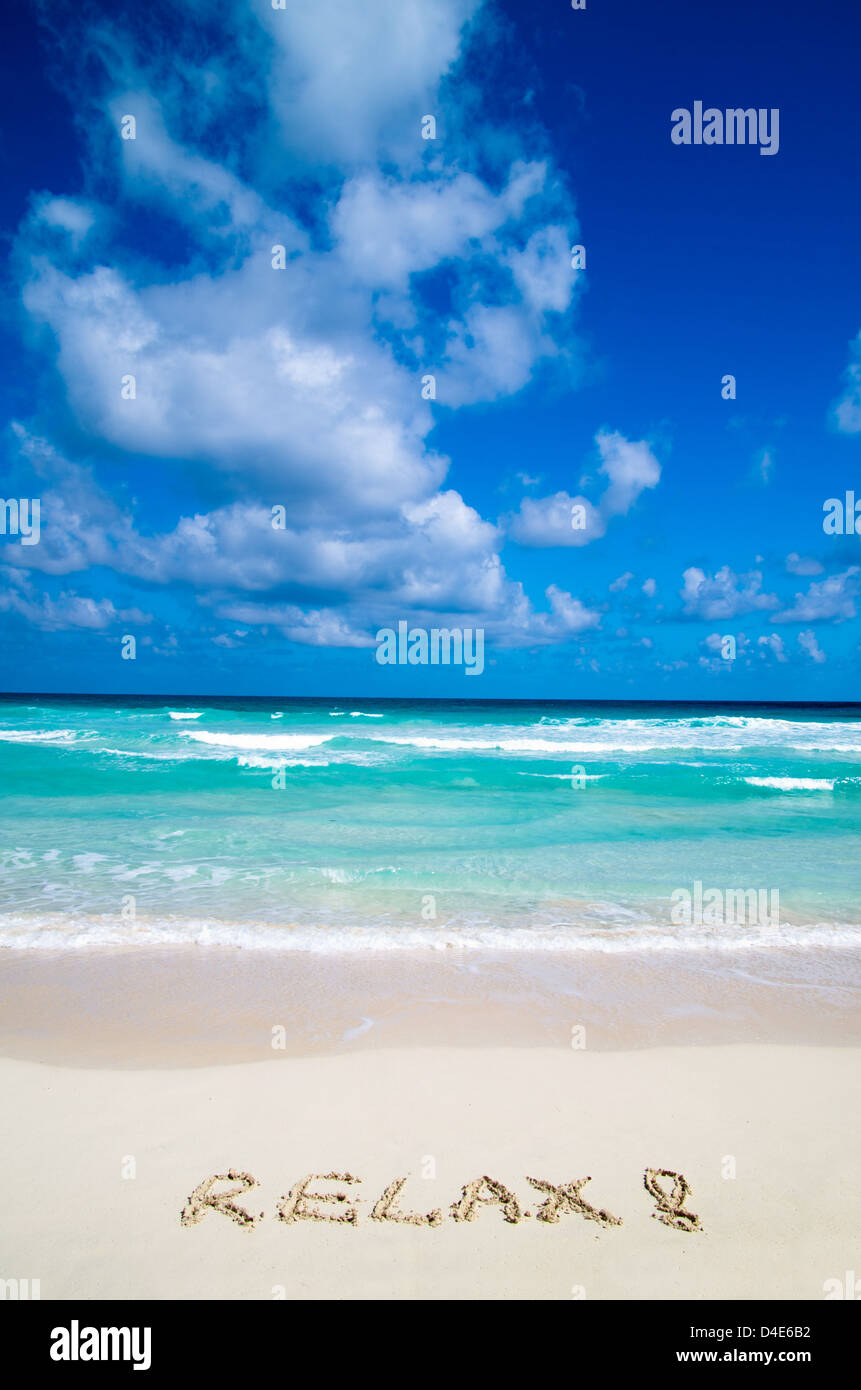 Vous pourrez vous détendre sur la plage de sable de mots Banque D'Images