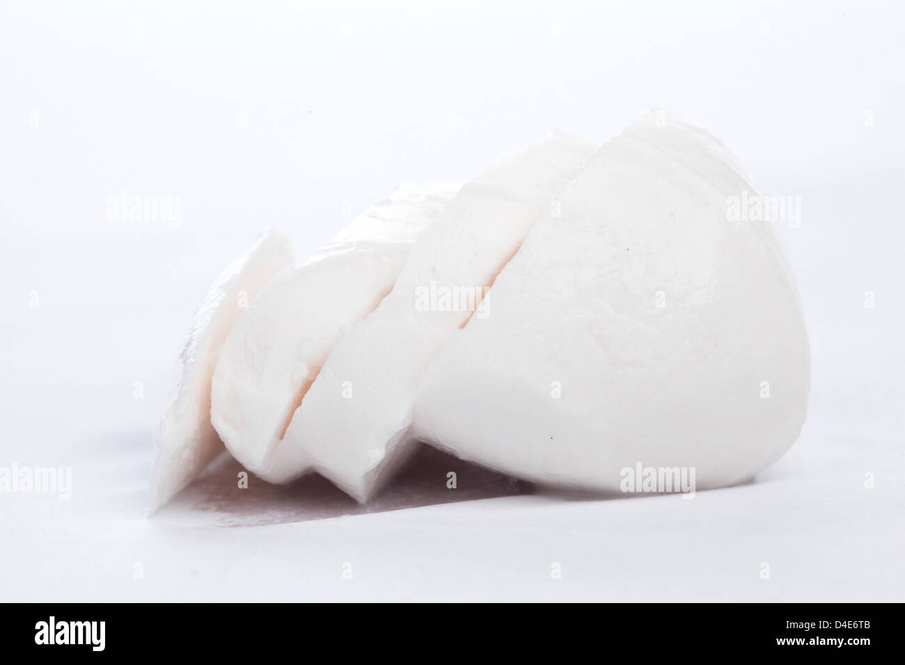 La mozzarella italienne fraîche sur fond blanc Banque D'Images