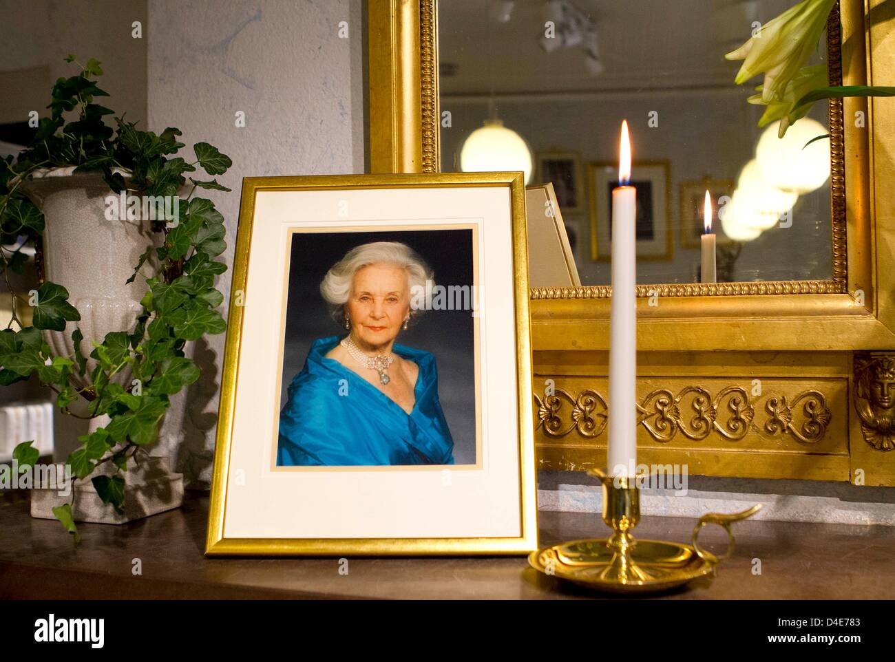 Une photo de la Princesse Lilian Swedisch est affiché dans un magasin à proximité du palais royal de Stockholm, 12 mars 2013. La princesse est décédée le 10 mars à l'âge de 97 ans. Photo : PRE-Albert Nieboer / Pays-Bas OUT Banque D'Images