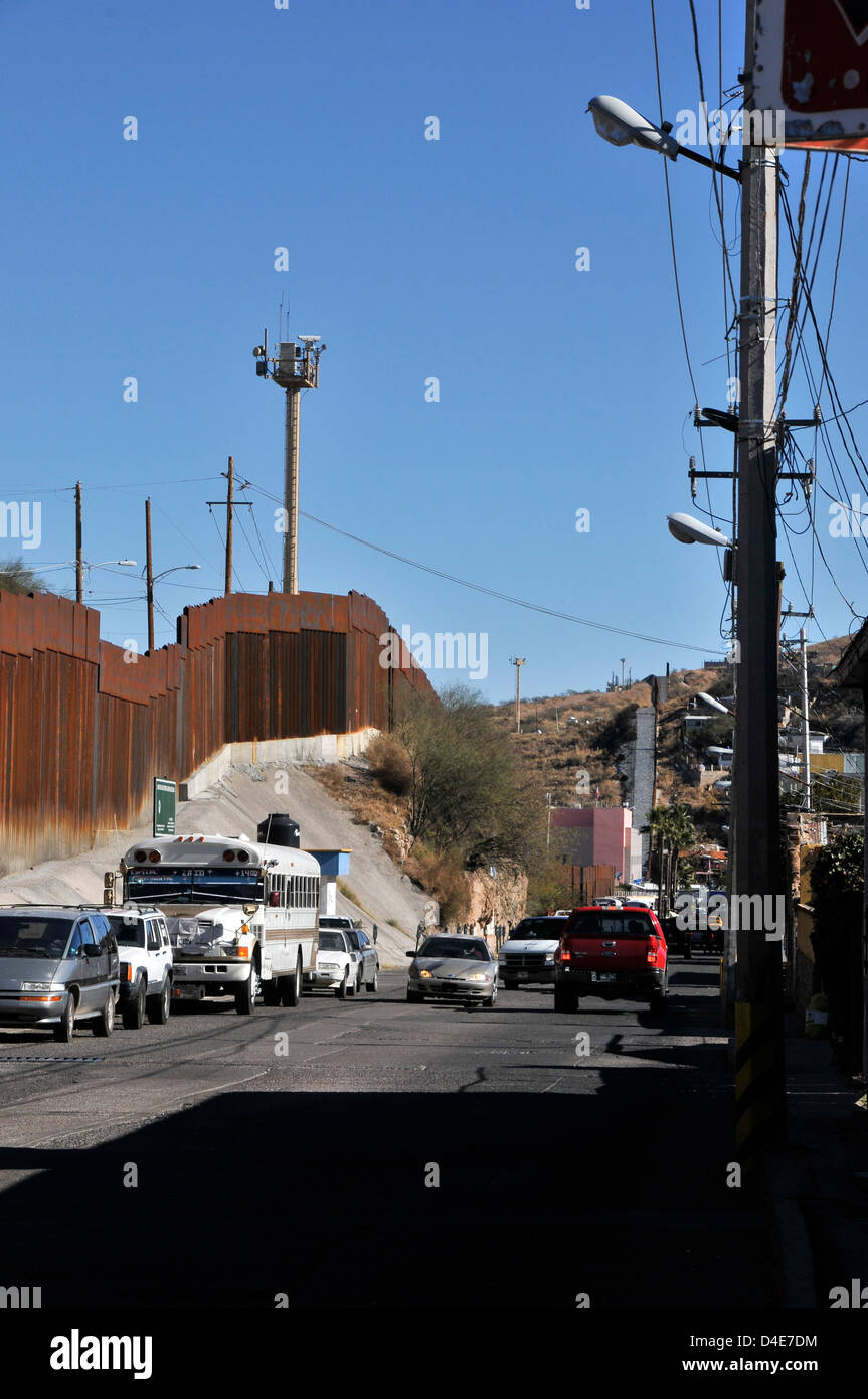 Les caméras de surveillance à Nogales, Arizona, USA, la surveillance de la frontière en Nogales, Sonora, Mexique. Banque D'Images
