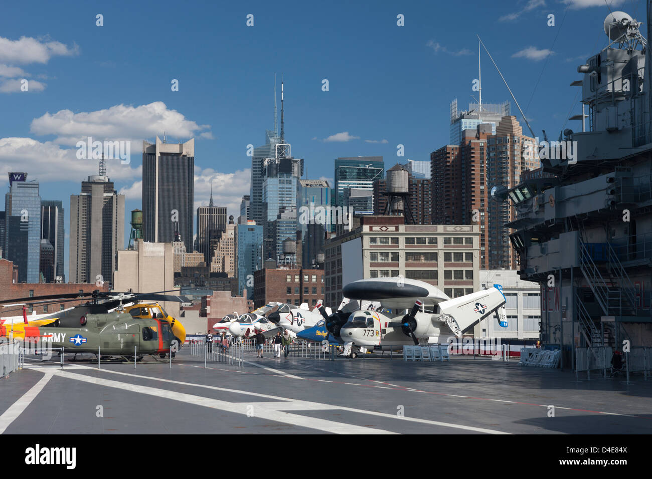 Sur le PONT DE VOL DE INTREPID SEA AIR AND SPACE MUSEUM MANHATTAN NEW YORK USA Banque D'Images
