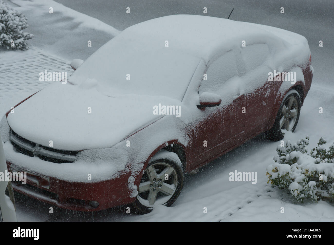 Voiture Dodge parking couvert de neige neige avec de la neige au sud-est Banque D'Images