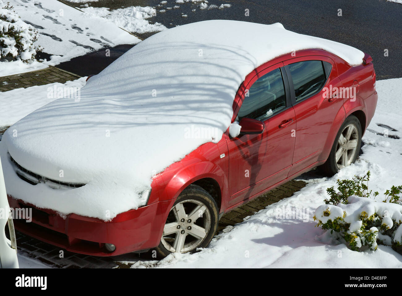 Voiture Dodge parking couvert de neige journée ensoleillée hastings Banque D'Images