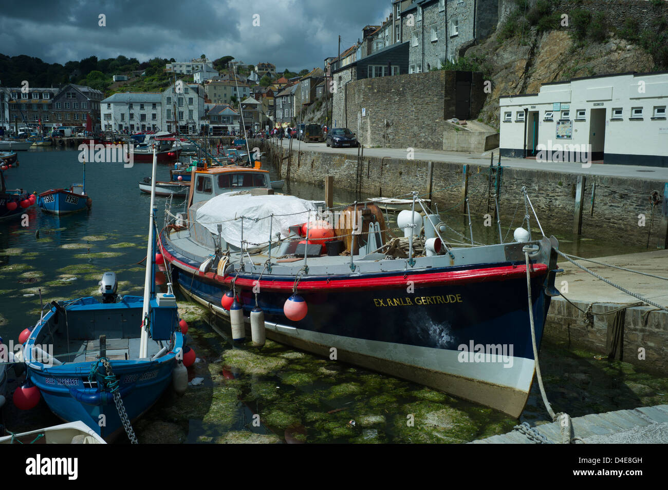 La côte de Cornouailles, Mevagissey Cornwall,Angleterre,,Août 2011. Ex-RNLI Lifeboat amarrés dans le port intérieur de Mevagissey Cornwall. Banque D'Images