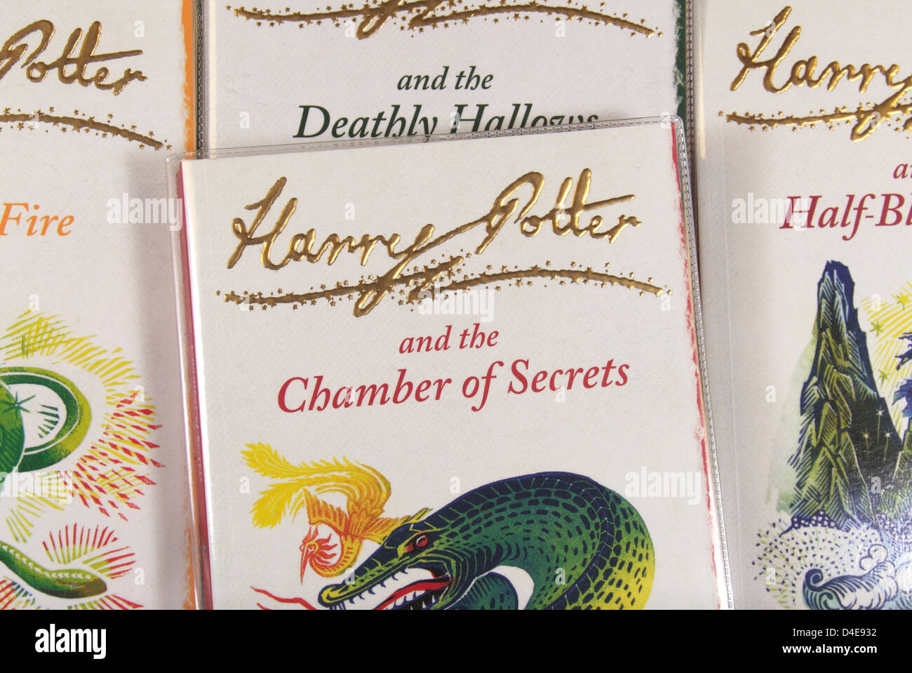 La couverture du livre "Harry Potter et la Chambre des Secrets' par JK Rowling assis sur d'autres livres de la série. Banque D'Images