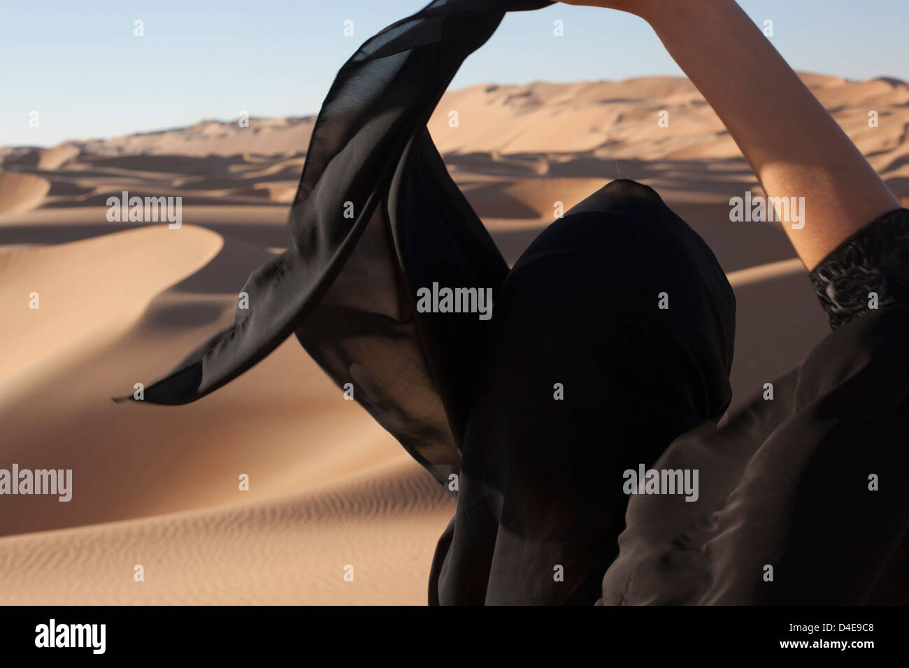 Femme arabe portant des tenues traditionnelles dans le désert Banque D'Images