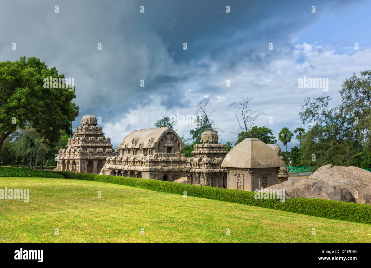 Cinq rathas monolithiques, sculptures en pierre, par un beau matin ensoleillé à Mamallapuram, Tamil Nadu, Inde. Banque D'Images