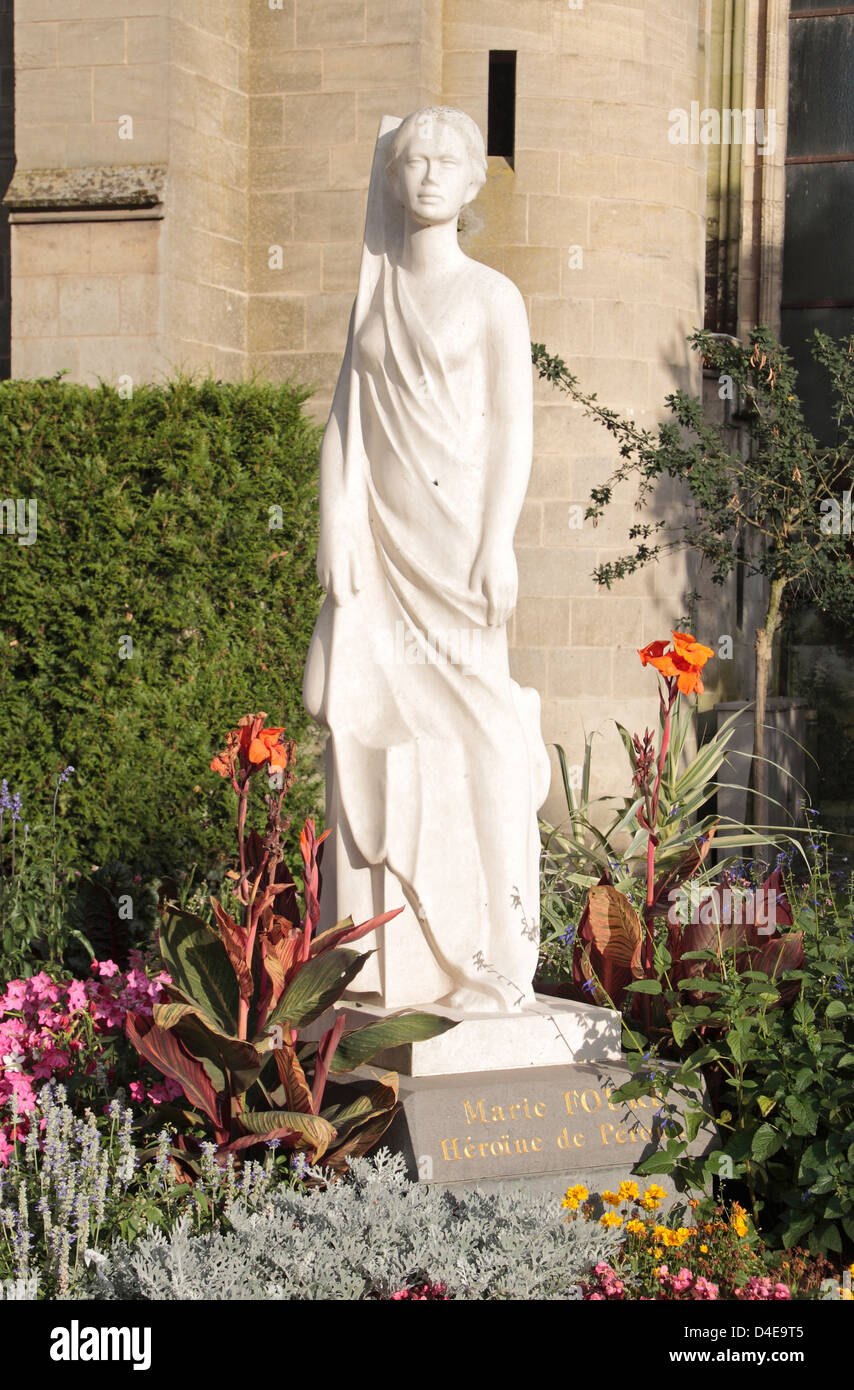 Statue Marie Fouré, par Michel Bonnard dans l'enceinte de l'église de St  Jean Baptiste de Péronne à Péronne, Somme, France Photo Stock - Alamy