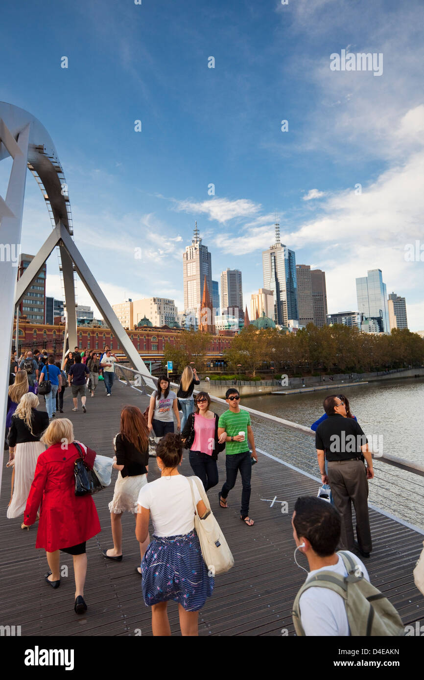 Les personnes qui traversent le pont Southgate avec ville en arrière-plan. Melbourne, Victoria, Australie Banque D'Images