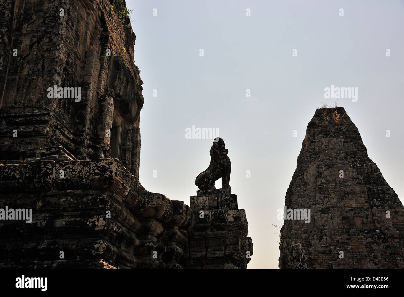 Temple d'Angkor avec un lion en silhouette Banque D'Images