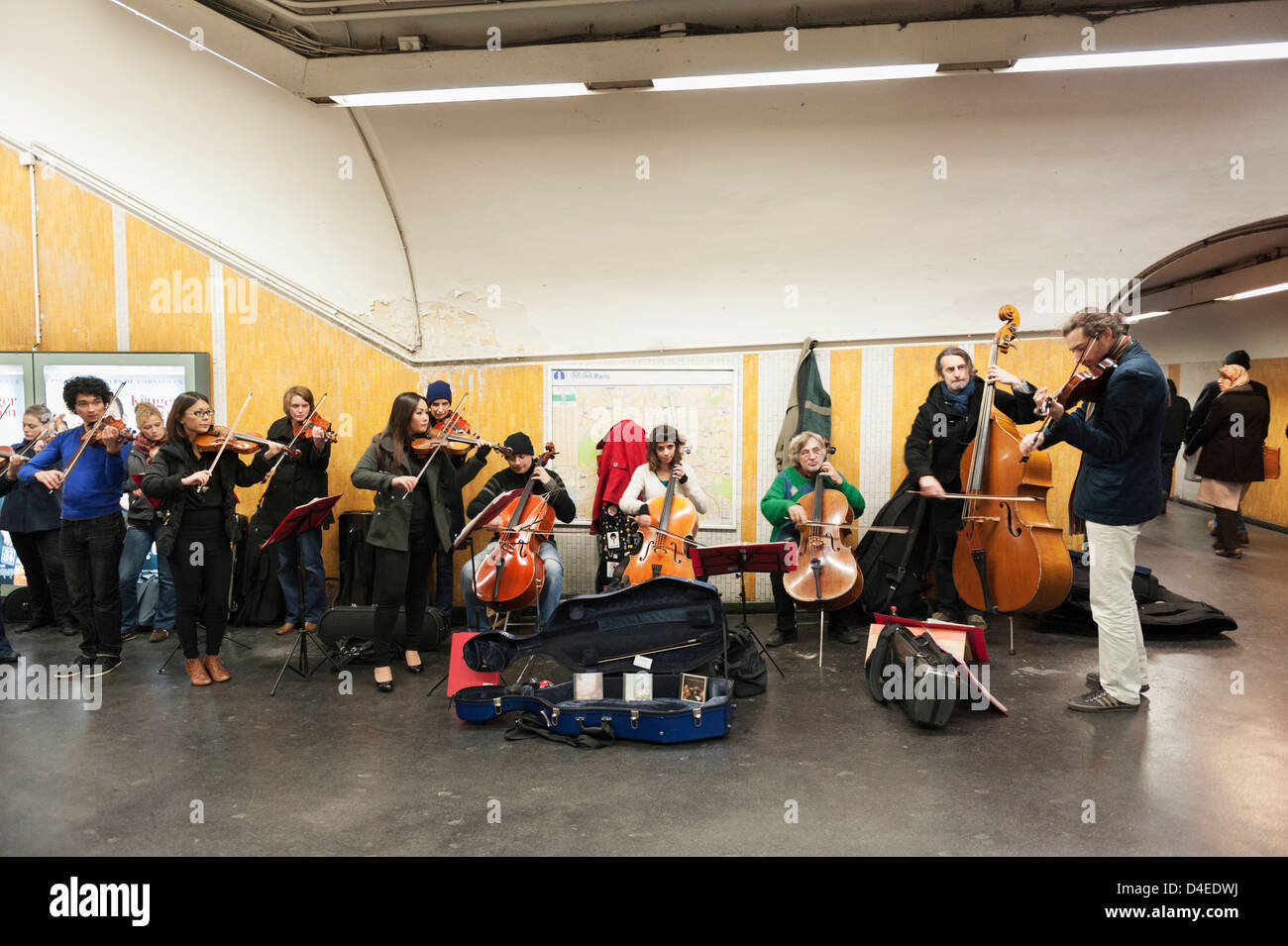 Des musiciens de musique classique de la rue à une station de métro de Paris Banque D'Images