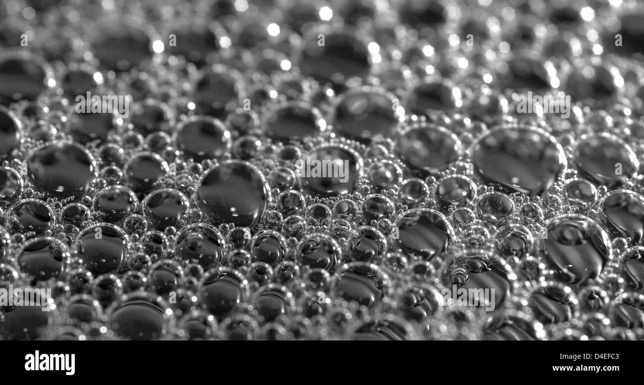 Fond noir et blanc tourné avec bulles fabriqué à partir de savon. Banque D'Images