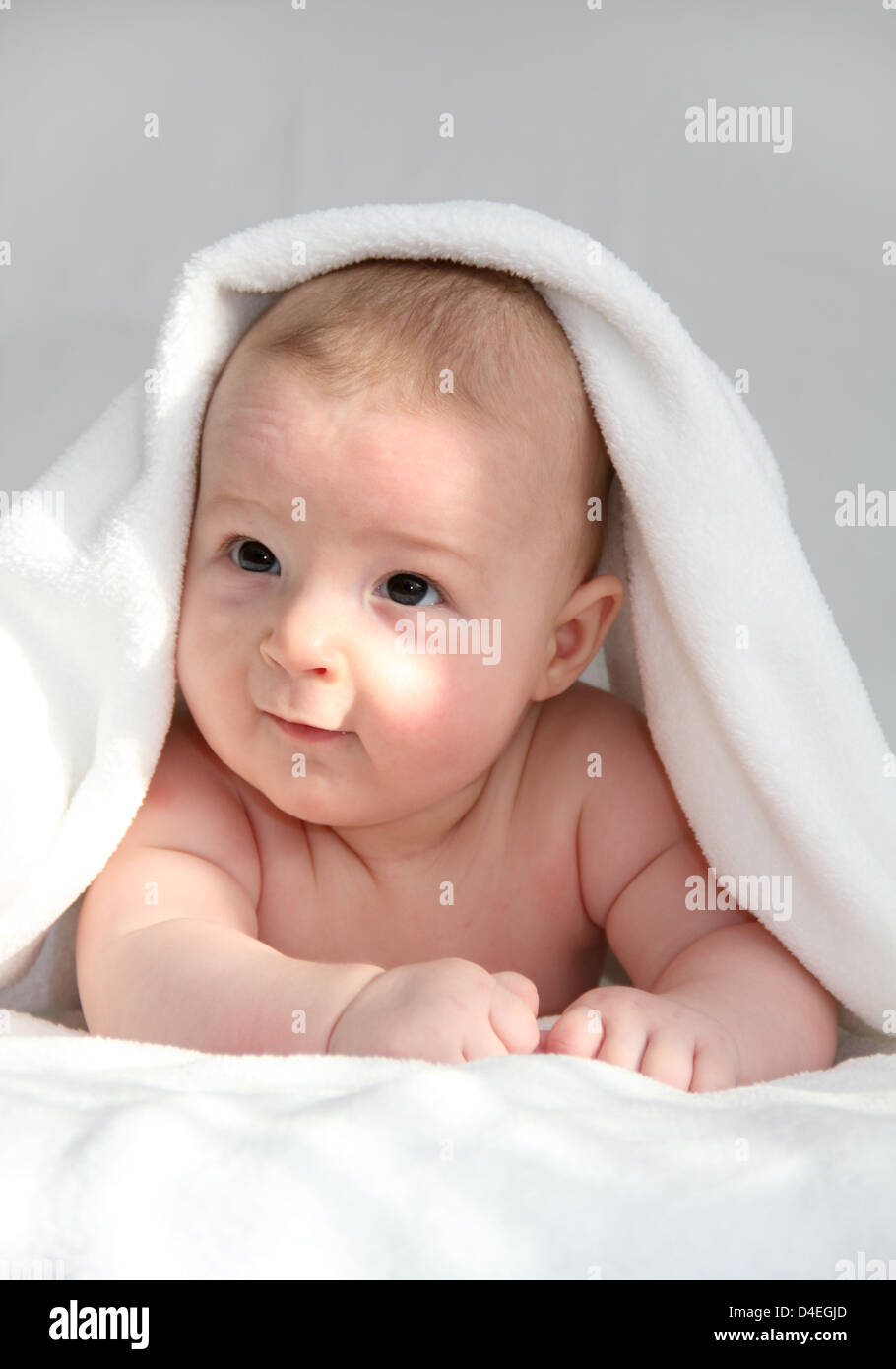 Happy Baby sous couverture blanche Banque D'Images