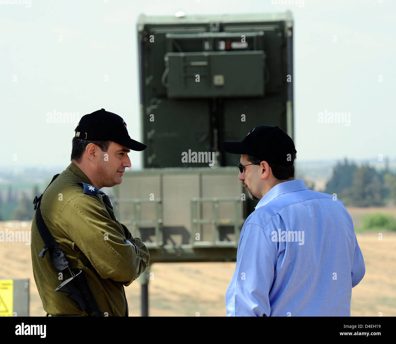 Le mardi 9 août 2011, l'ambassadeur Daniel B. Shapiro s'est rendu dans le sud d'Israël pour une visite de la batterie du dôme de fer. Il était accueilli par le capitaine Elad Tzinman, commandant de la batterie de la Force aérienne israélienne, et le colonel Tzvika Chaimovitch, commandant de la 167 e Escadre de la Force aérienne israélienne. L'ambassadeur Shapiro a reçu un mémoire sur le système Iron Dome et a visité le centre de commandement. Dans un communiqué de presse à la suite de la tournée, l’Ambassadeur Shapiro a réitéré que les États-Unis étaient attachés à la sécurité d’Israël. Banque D'Images