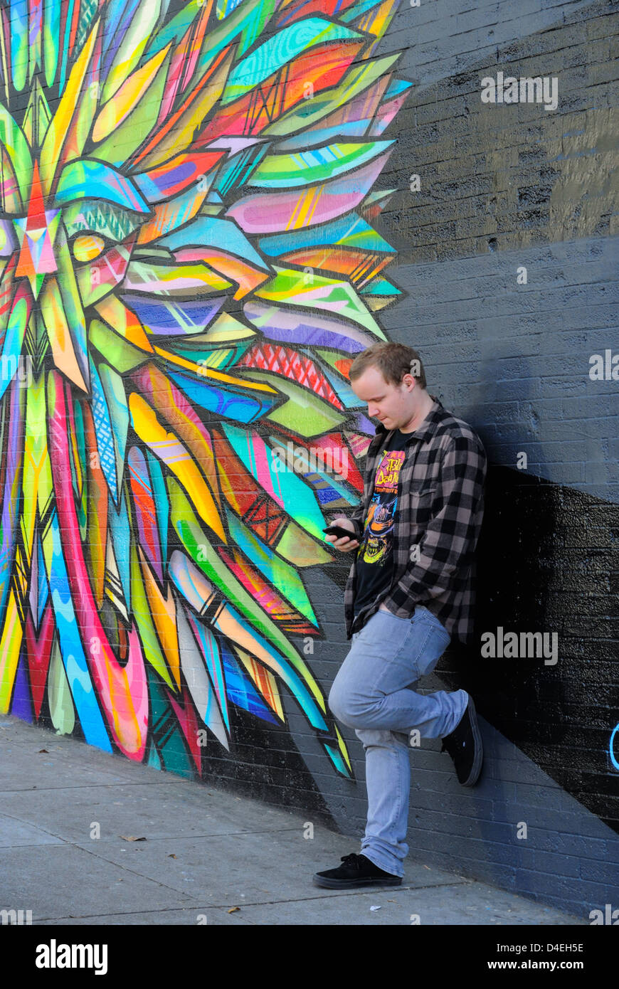 Homme debout en face de la peinture murale, Haight-Ashbury San Francisco CA Banque D'Images