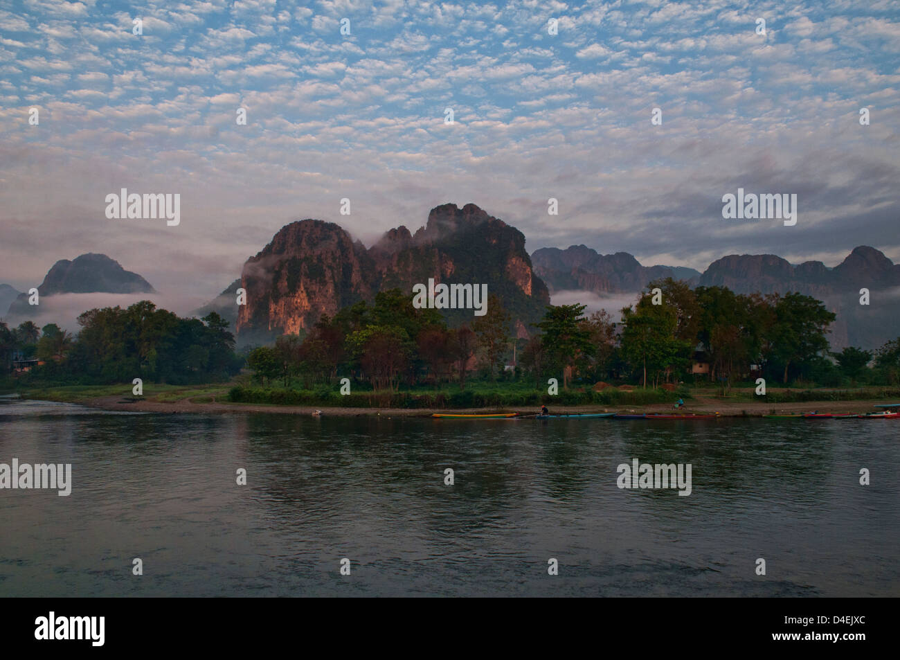 Sur la montagne le long de la rivière Nam Song à Vang Vieng, Laos Banque D'Images