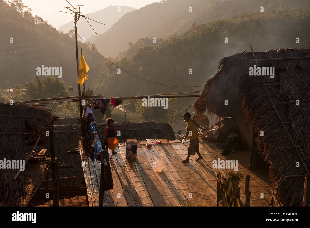 Khop Ban Dong, en Thaïlande, à l'antenne TV sur le porche d'un chalet et d'enfants Banque D'Images