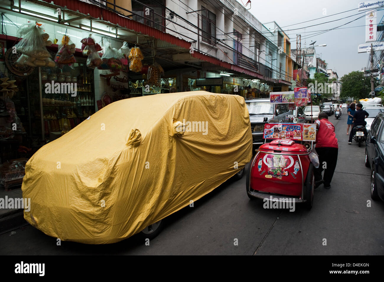 Bangkok, Thaïlande, un vendeur de crème glacée pousse son camion de crème glacée par une rue Banque D'Images