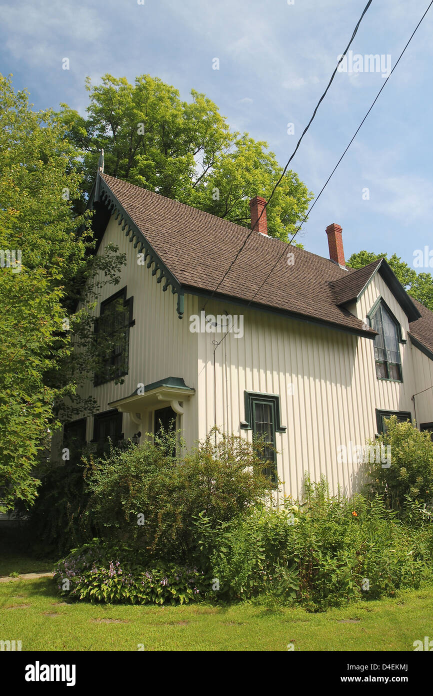 Une maison d'été dans la verdure derrière Newell, Maine Banque D'Images