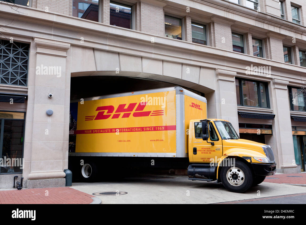 Camion de livraison DHL Banque D'Images