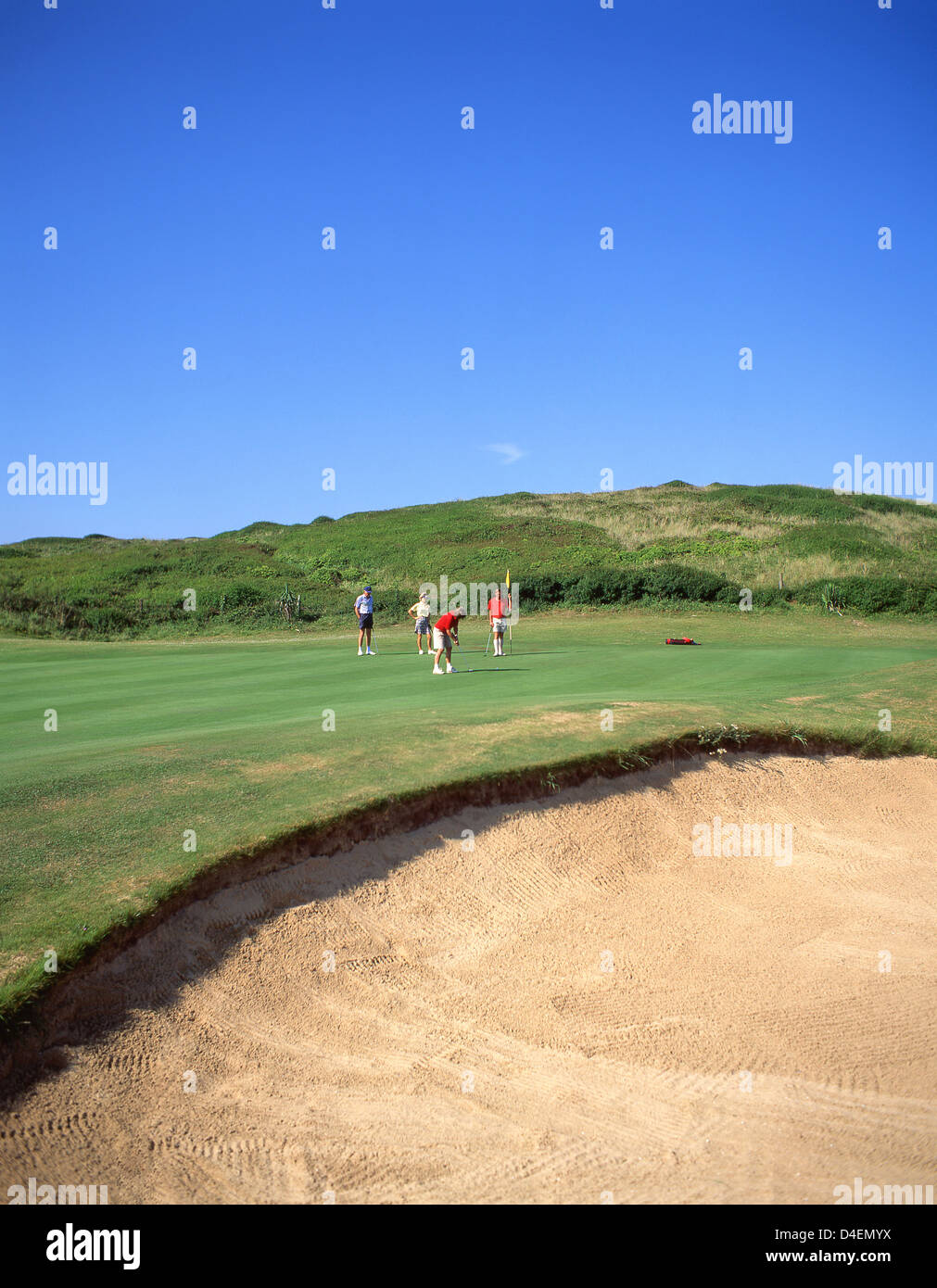 Les golfeurs sur le vert, Trevose Golf & Country Club, Constantine Bay, Padstow, Cornwall, Angleterre, Royaume-Uni Banque D'Images