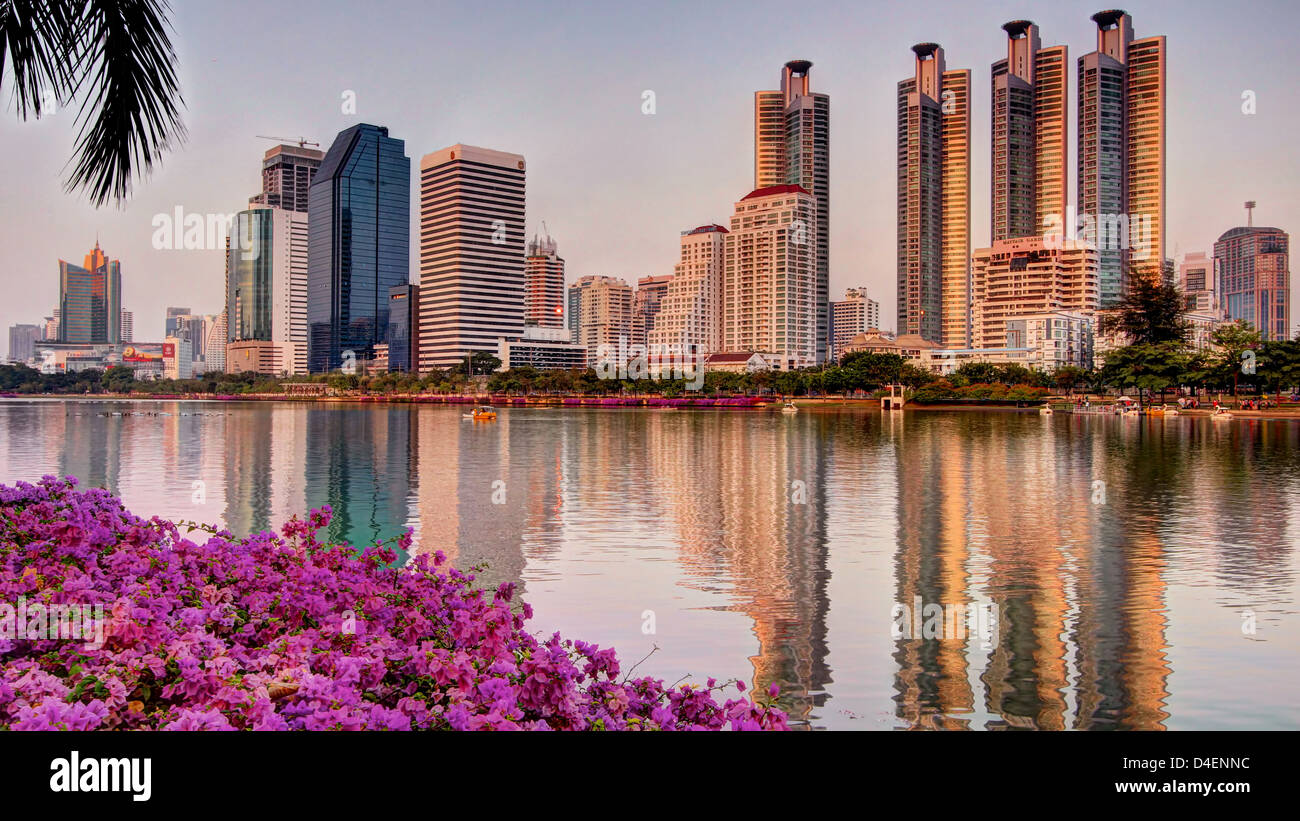 Crépuscule sur le lac Ratchada à Parc Benjakiti | Bangkok Banque D'Images