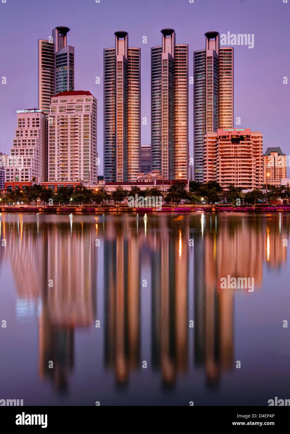 Crépuscule sur le lac Ratchada à Parc Benjakiti | Bangkok Banque D'Images