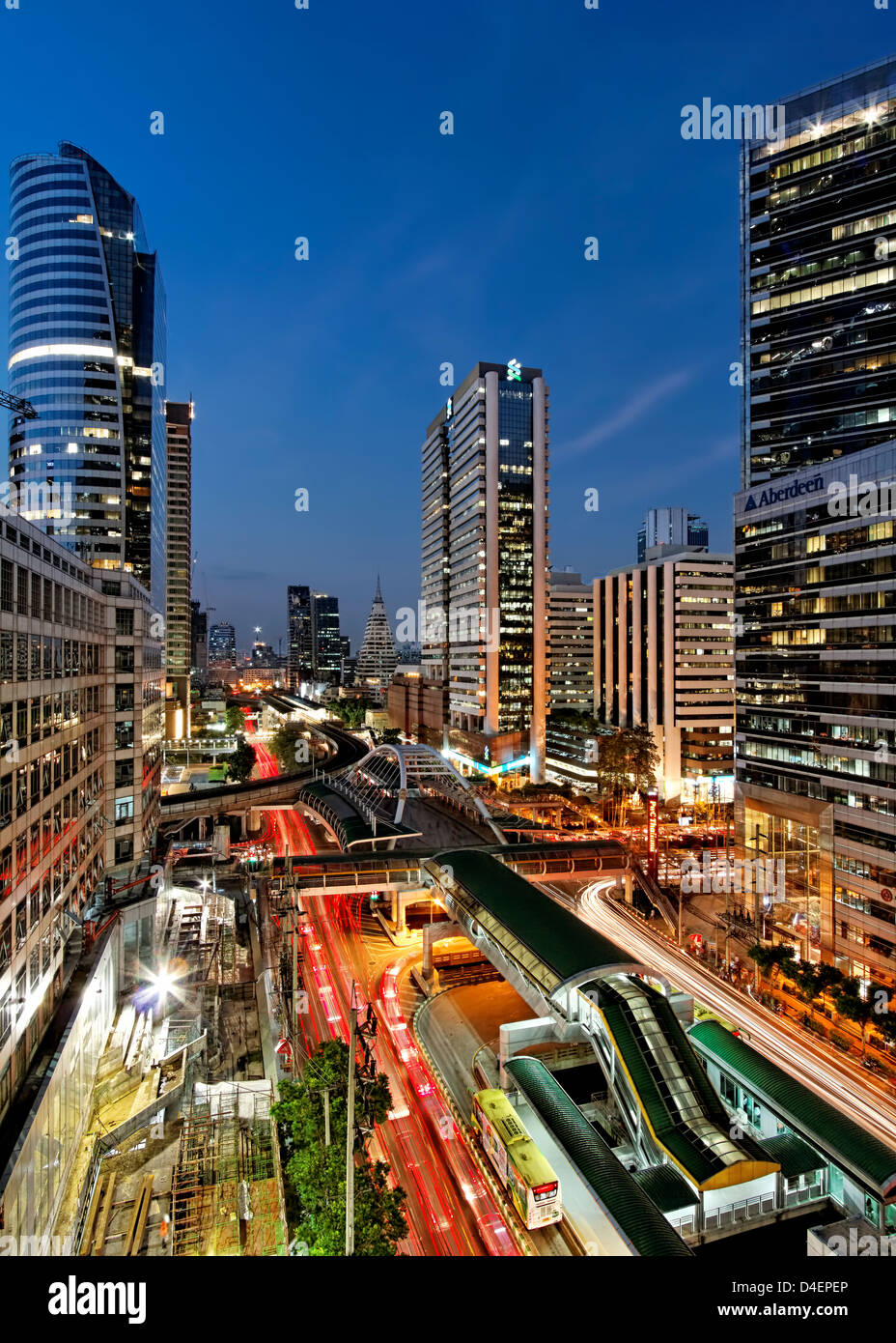 Heure bleue à Sathorn Road Interchange, Bangkok Banque D'Images