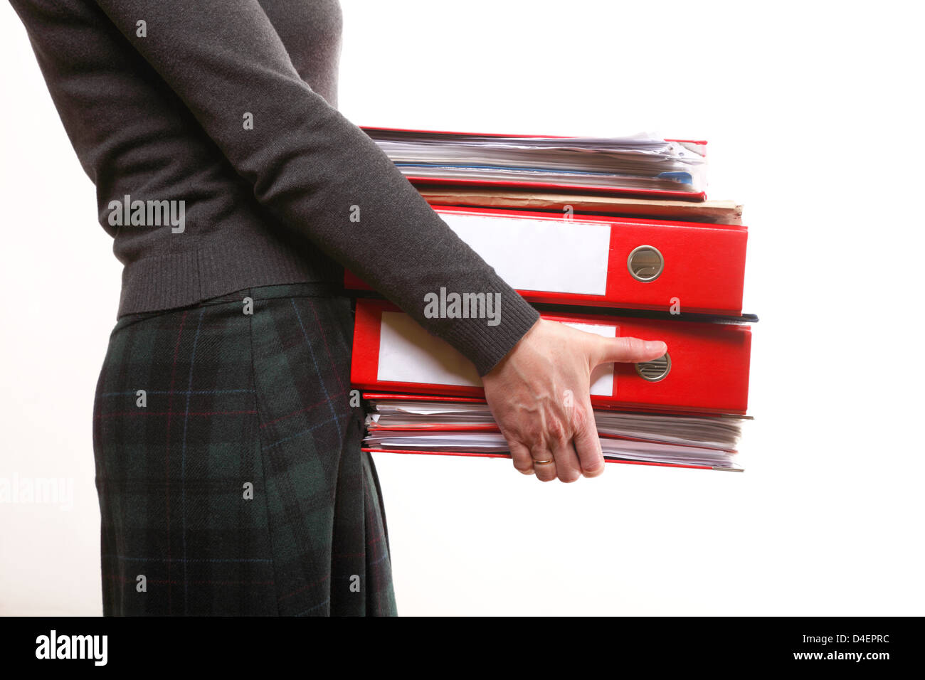 Femme en gris holding pile de dossiers. Tas avec des vieux documents et factures. Isolé sur fond blanc Banque D'Images