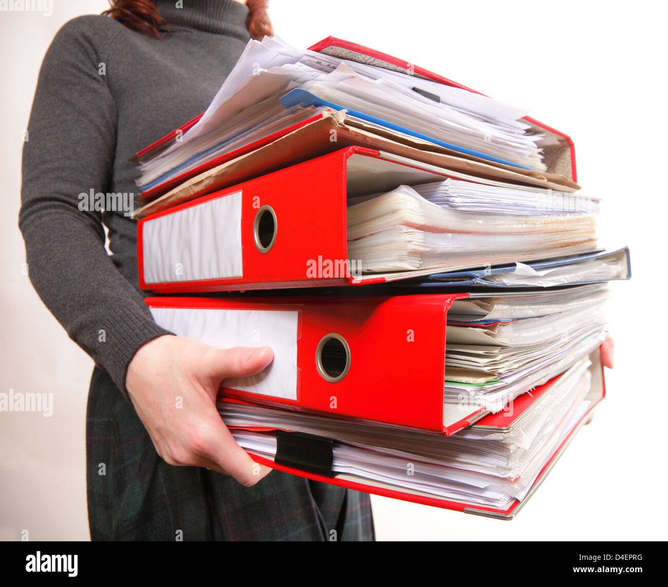Femme en gris holding pile de dossiers. Tas avec des vieux documents et factures. Isolé sur fond blanc Banque D'Images